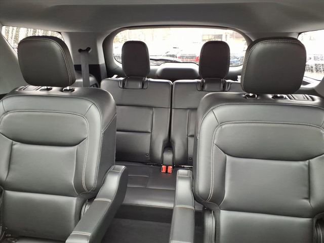 Used 2022 Ford Explorer XLT w/ Equipment Group 202A image 9