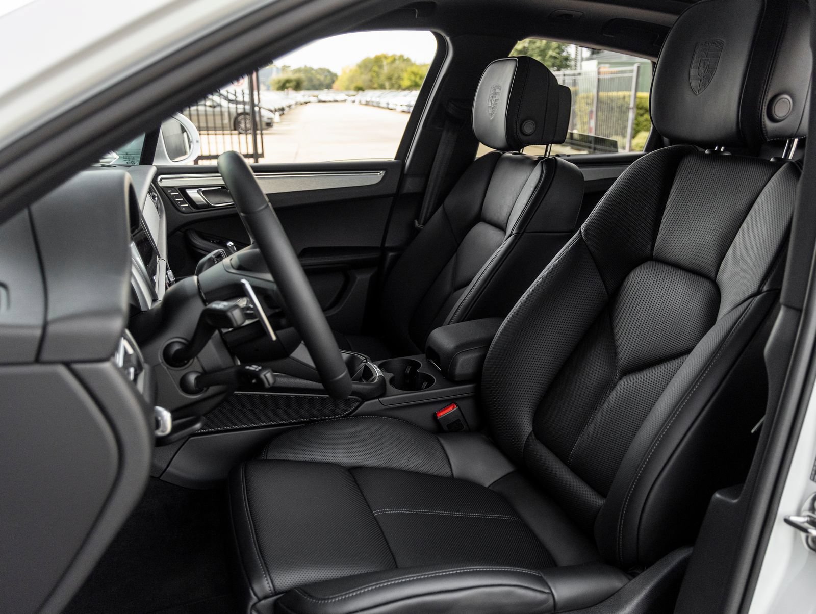 Certified 2026 Porsche Macan AWD/4WD image 5