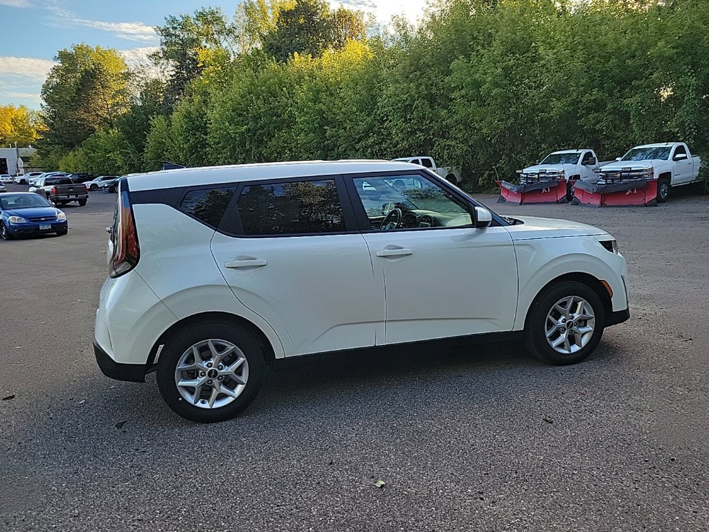 Used 2025 Kia Soul LX w/ LX Technology Package FWD image 9