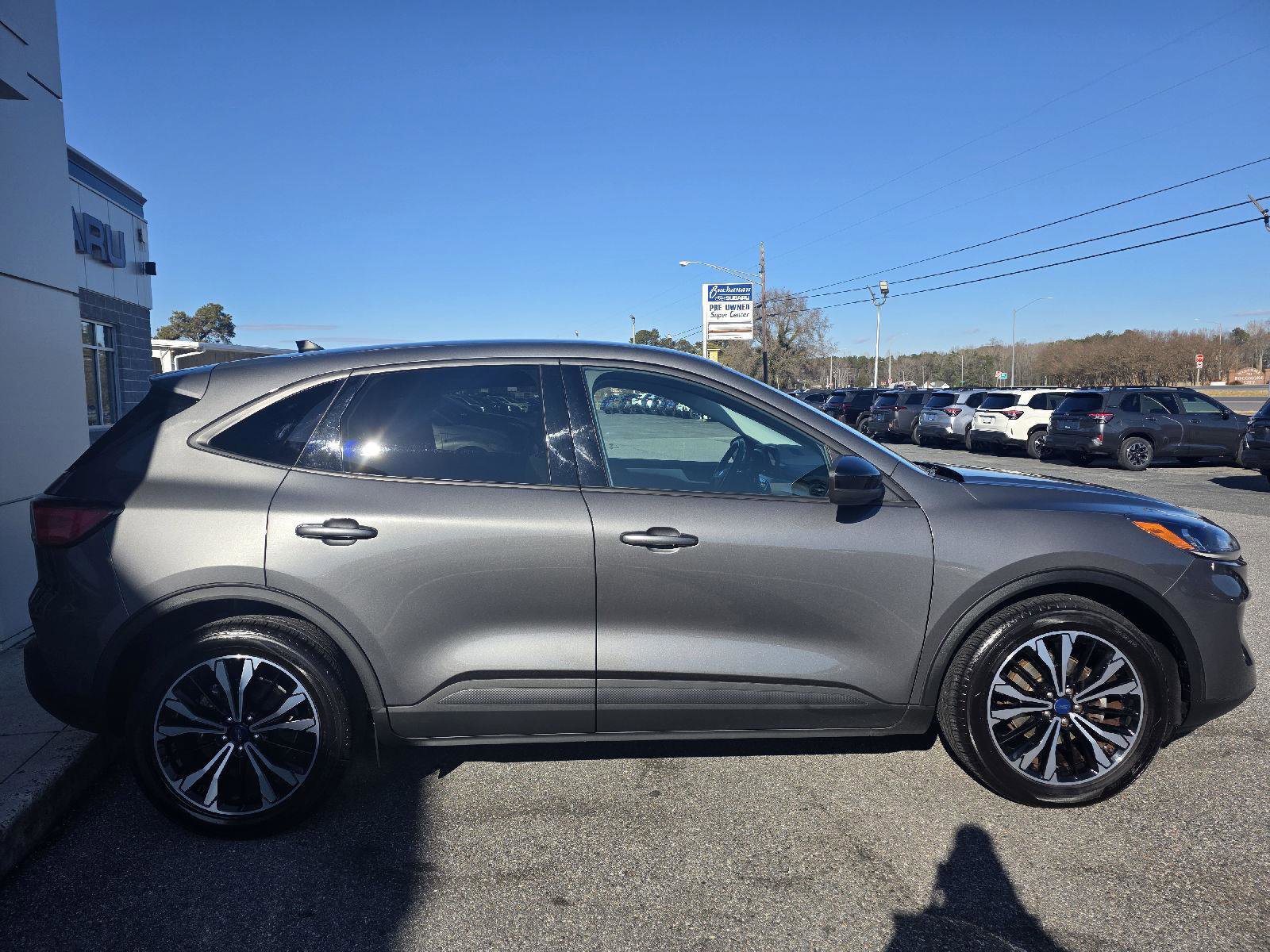 Used 2022 Ford Escape SE w/ SE Sport Appearance Package image 4