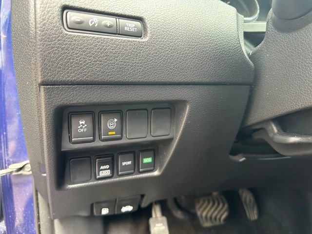 Used 2017 Nissan Rogue SV AWD/4WD image 22