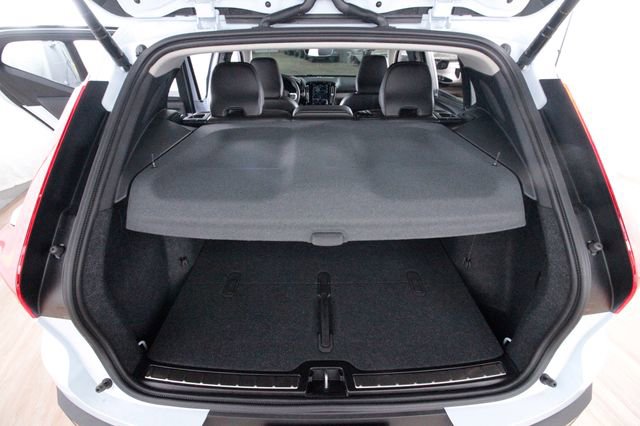 Certified 2025 Volvo XC40 B5 Ultra w/ Protection Package Premier image 25