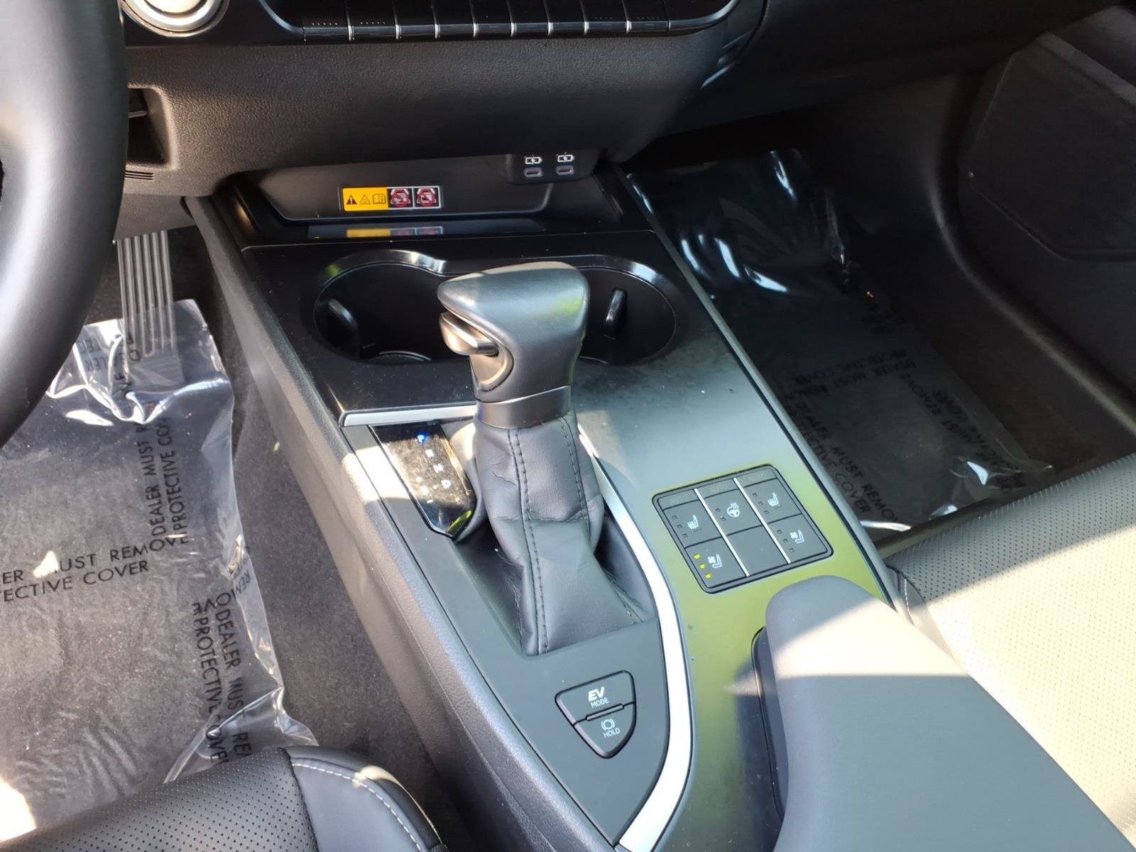 Used 2024 Lexus UX 250h AWD w/ Premium Package image 11