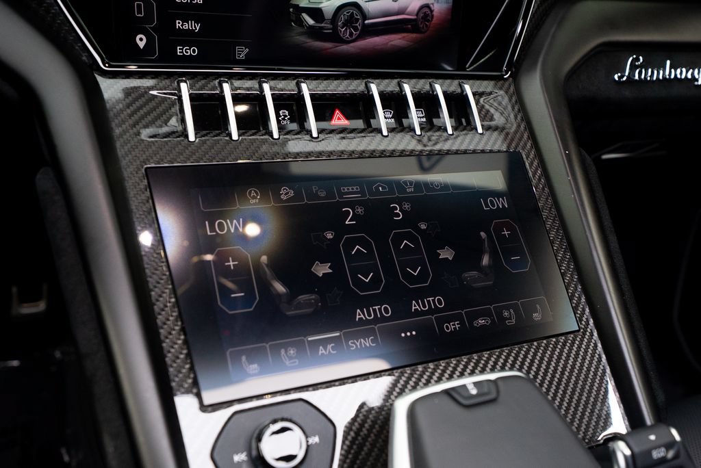 Used 2023 Lamborghini Urus Performante AWD/4WD image 47
