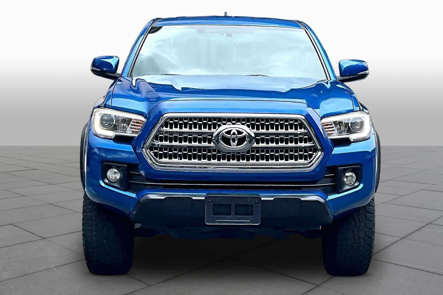 Used 2017 Toyota Tacoma TRD Off-Road w/ Tow Package AWD/4WD image 4