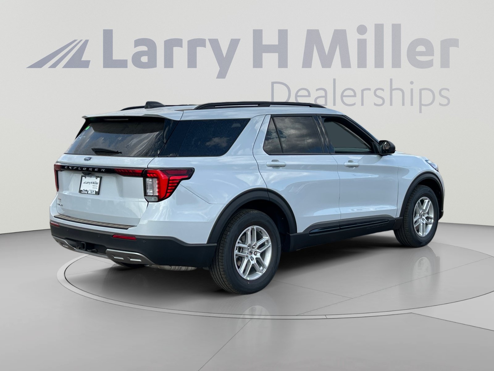 New 2026 Ford Explorer Active w/ Active Comfort Package RWD image 5