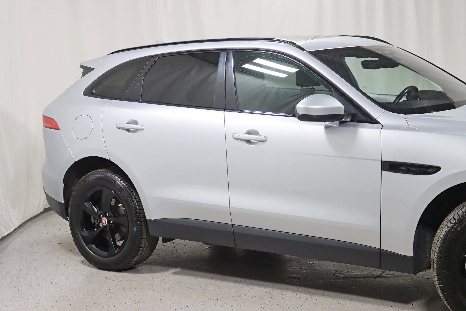 Used 2019 Jaguar F-PACE Premium image 3