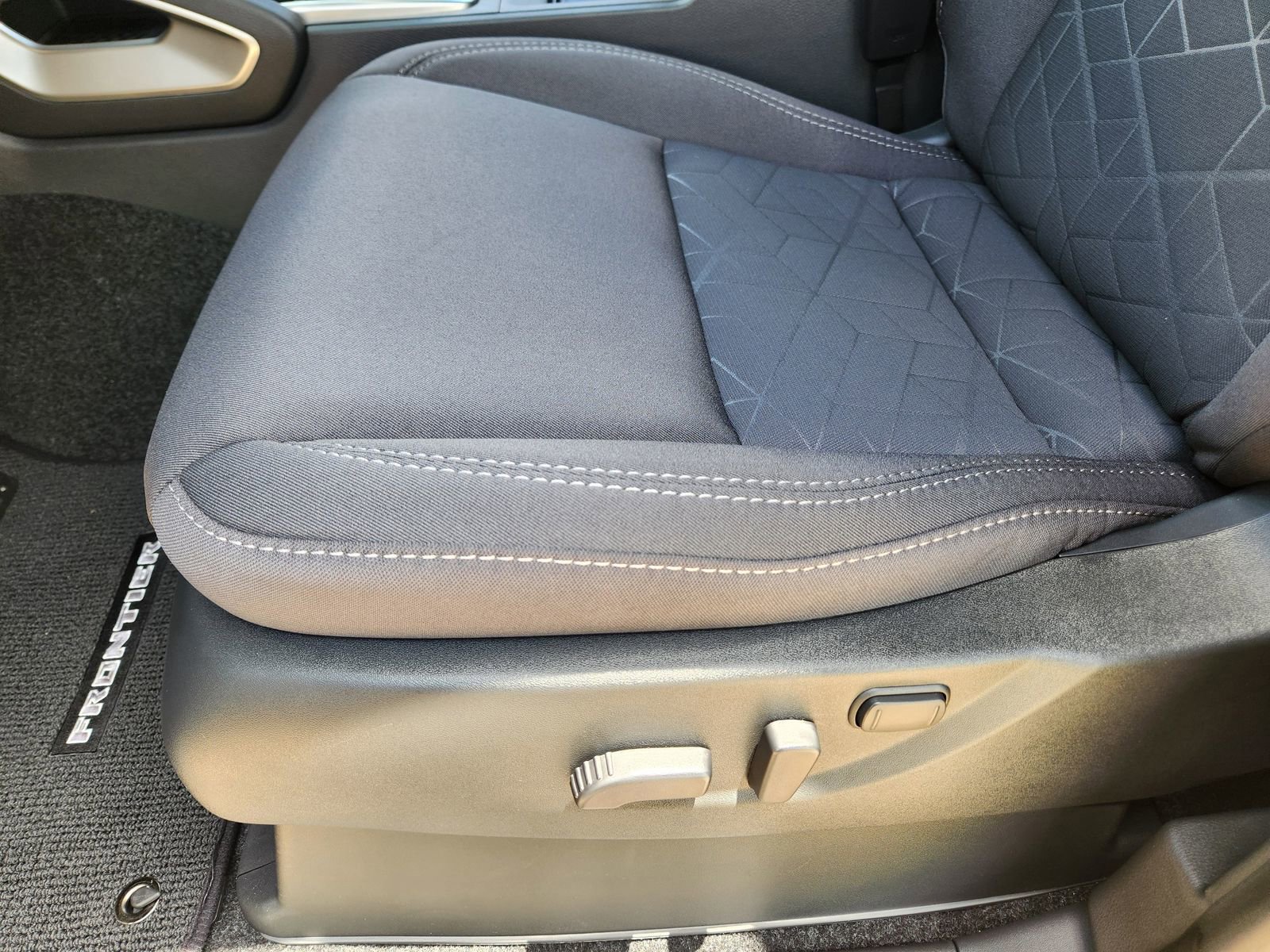 New 2025 Nissan Frontier SV image 19