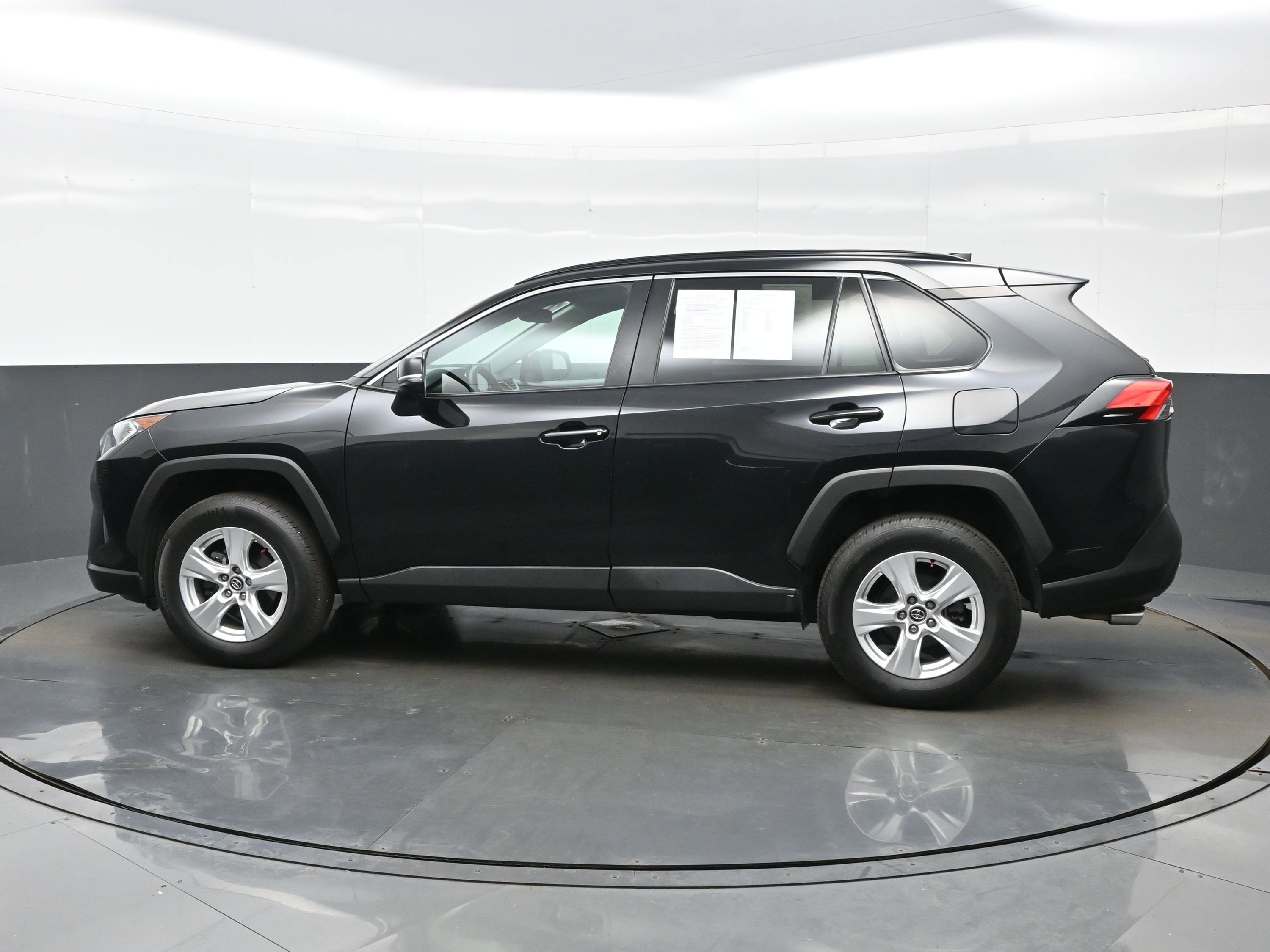 Used 2021 Toyota RAV4 XLE AWD/4WD image 3
