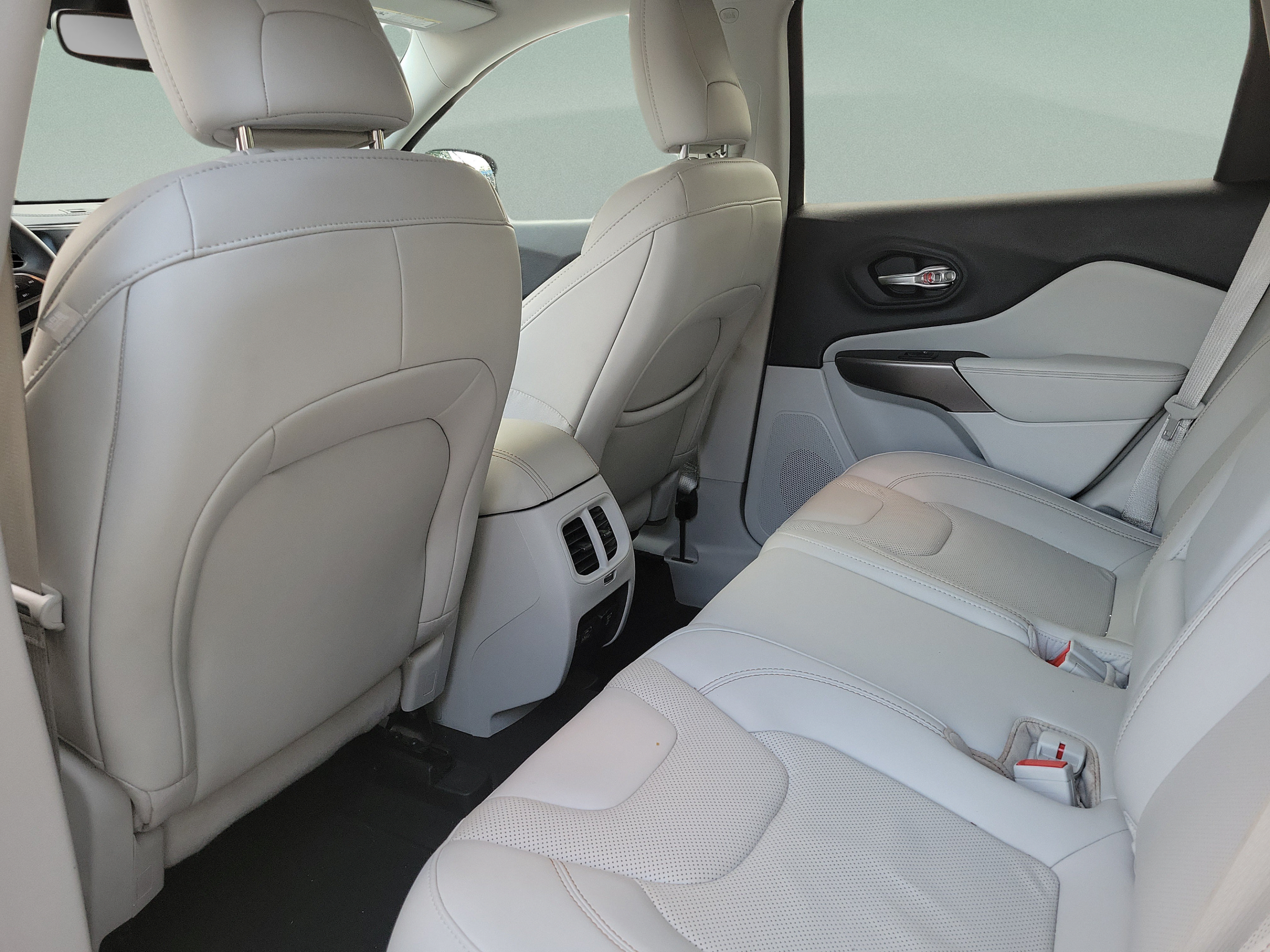 Certified 2022 Jeep Cherokee Latitude Lux w/ Sun & Sound Group FWD image 5