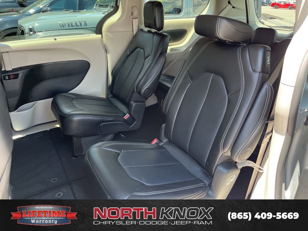 Used 2024 Chrysler Pacifica Touring-L image 9