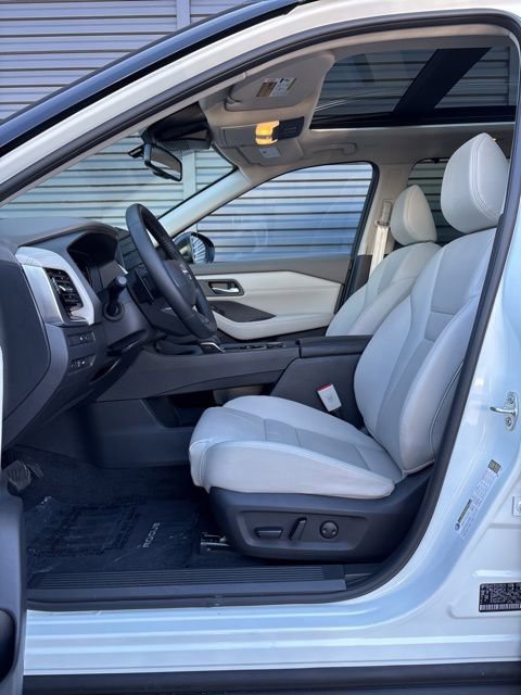 Used 2025 Nissan Rogue SL w/ SL Premium Package image 5