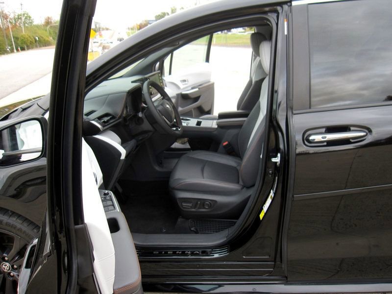 Used 2023 Toyota Sienna XSE image 17