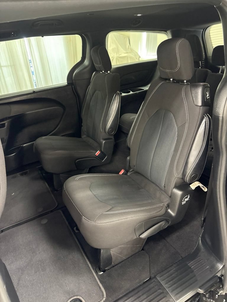 Used 2021 Chrysler Pacifica Touring w/ S Appearance Package FWD image 22