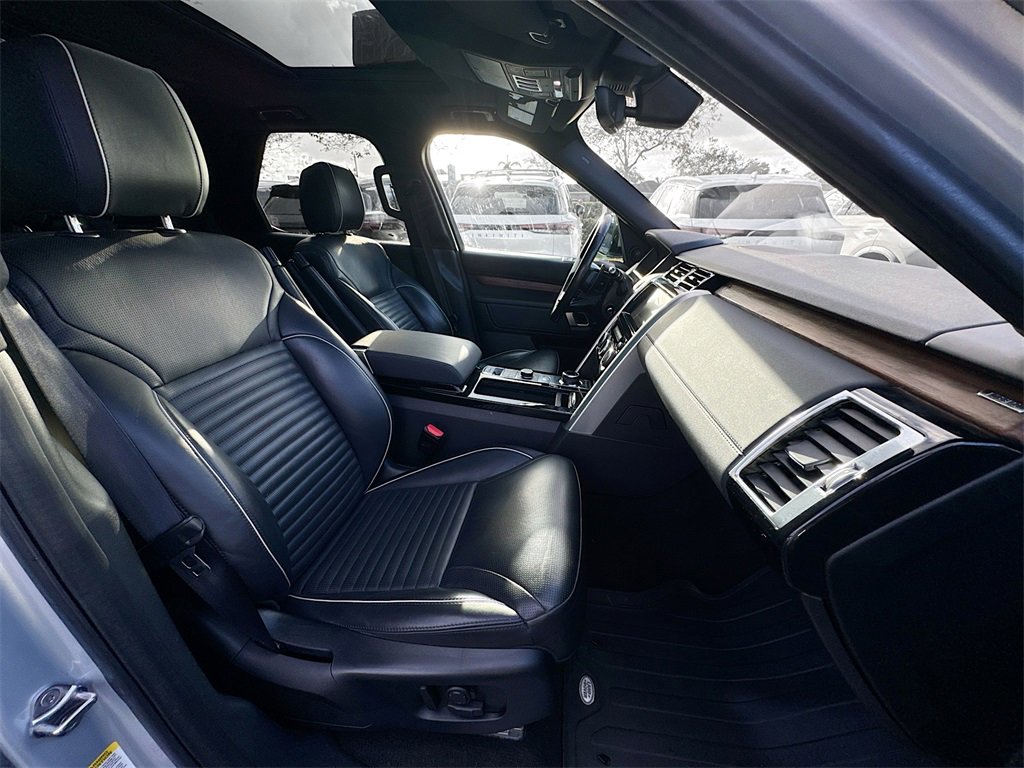 Used 2018 Land Rover Discovery HSE image 32