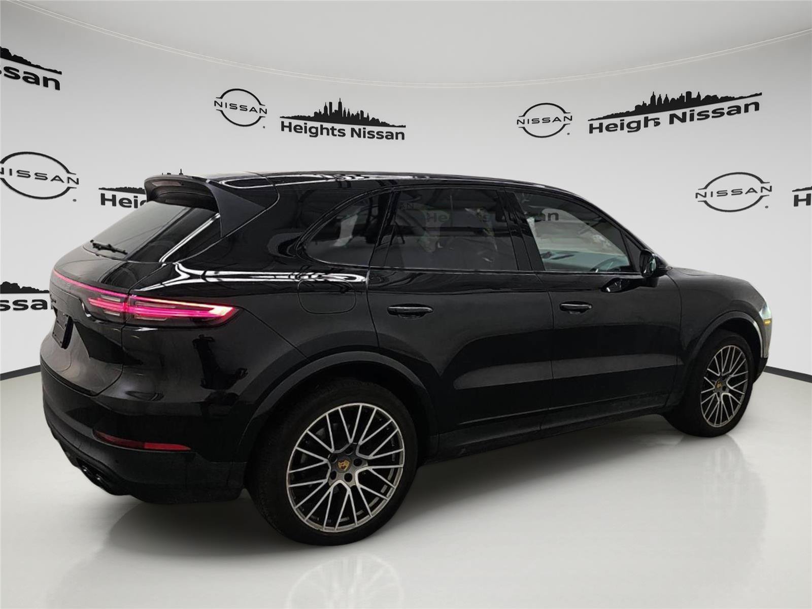 Used 2023 Porsche Cayenne Platinum Edition AWD/4WD image 5