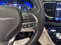 Used 2023 Chrysler Pacifica Touring-L FWD image 4