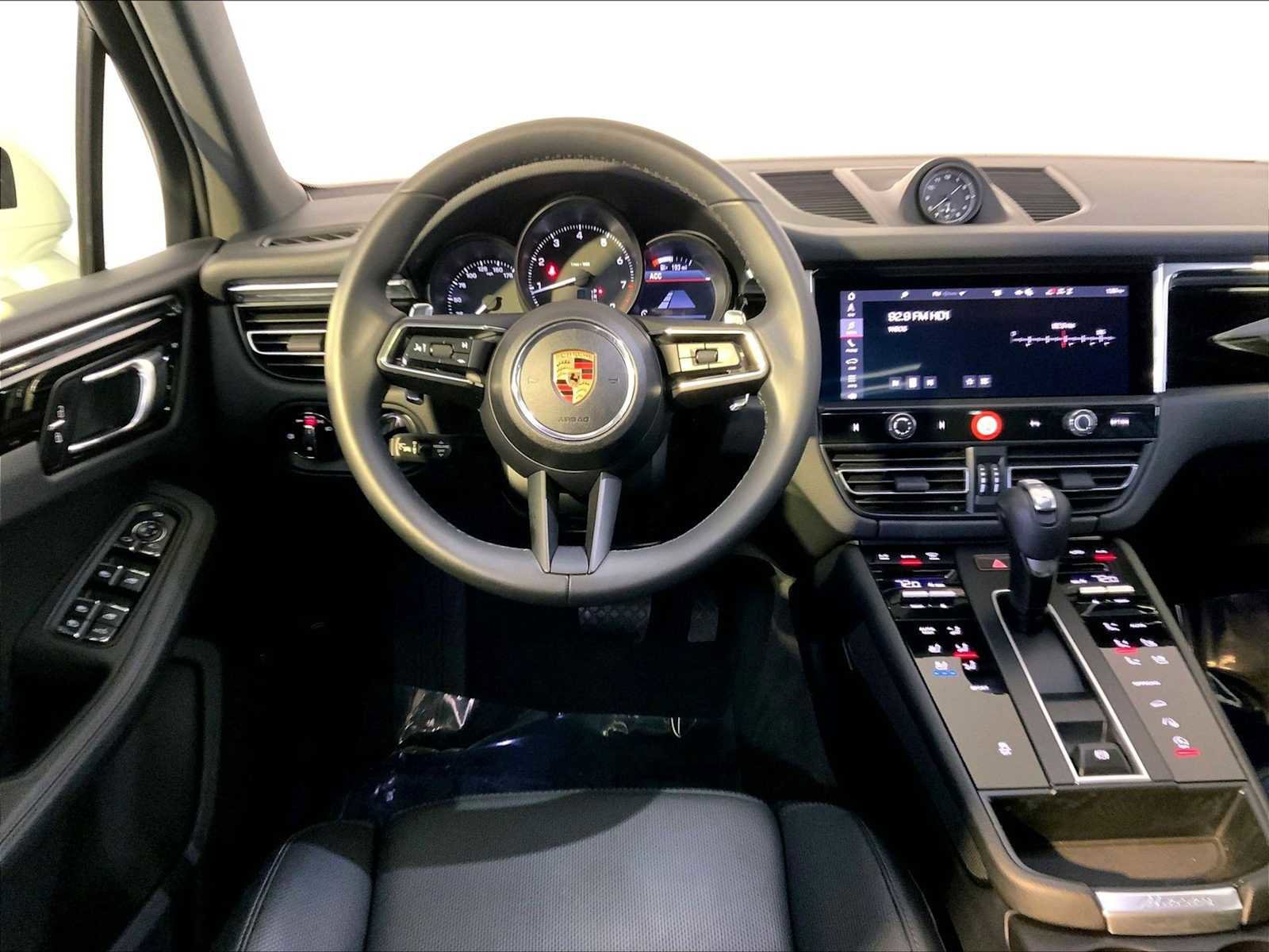 Certified 2025 Porsche Macan image 13