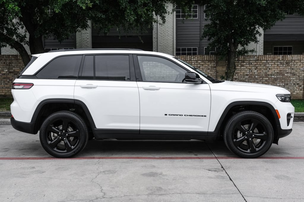 Used 2023 Jeep Grand Cherokee Altitude AWD/4WD image 14