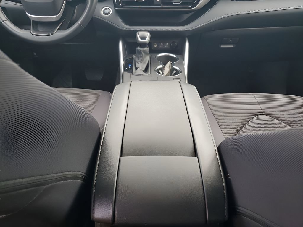 Used 2025 Toyota Highlander LE image 23