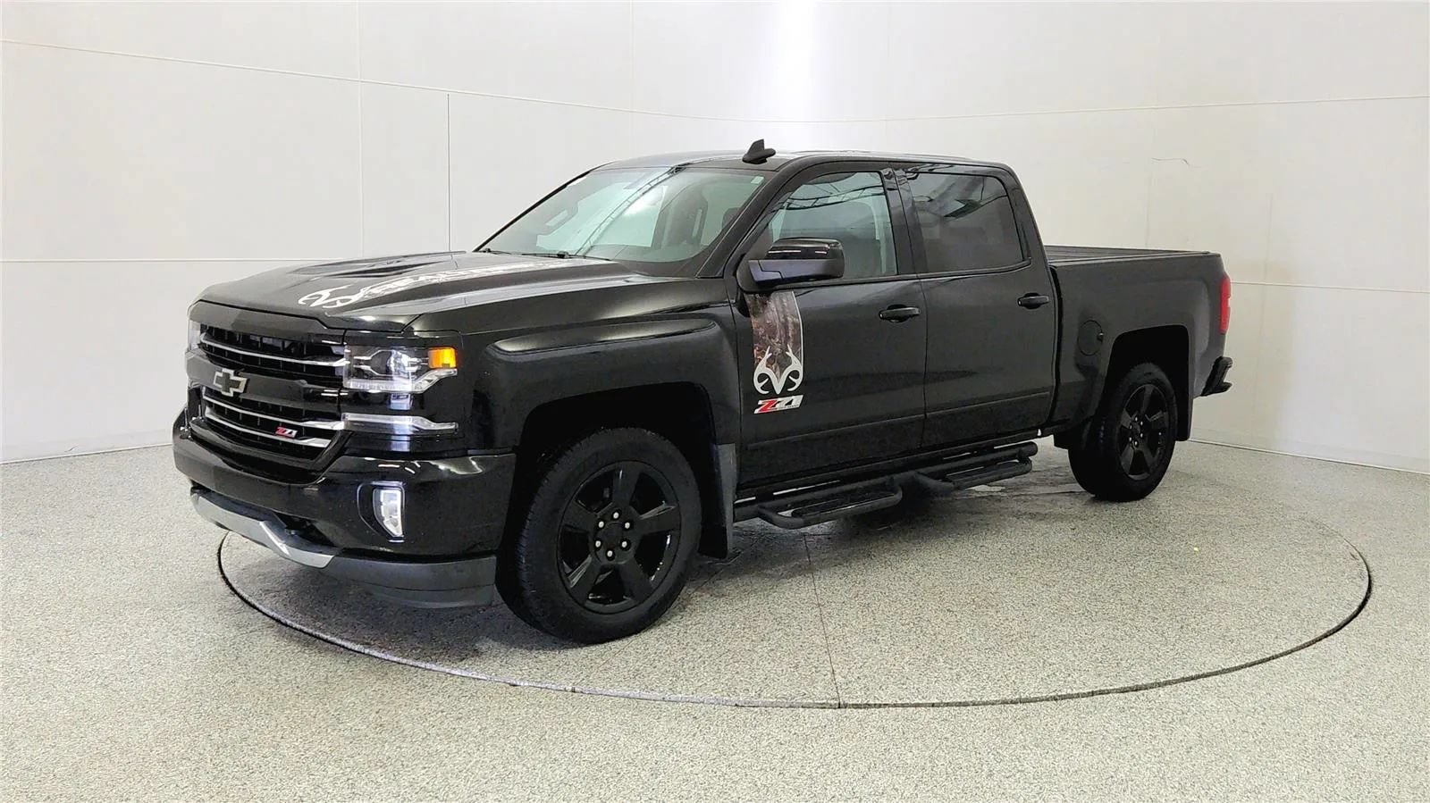 Used 2017 Chevrolet Silverado 1500 LTZ Z71 w/ Realtree Edition AWD/4WD image 3