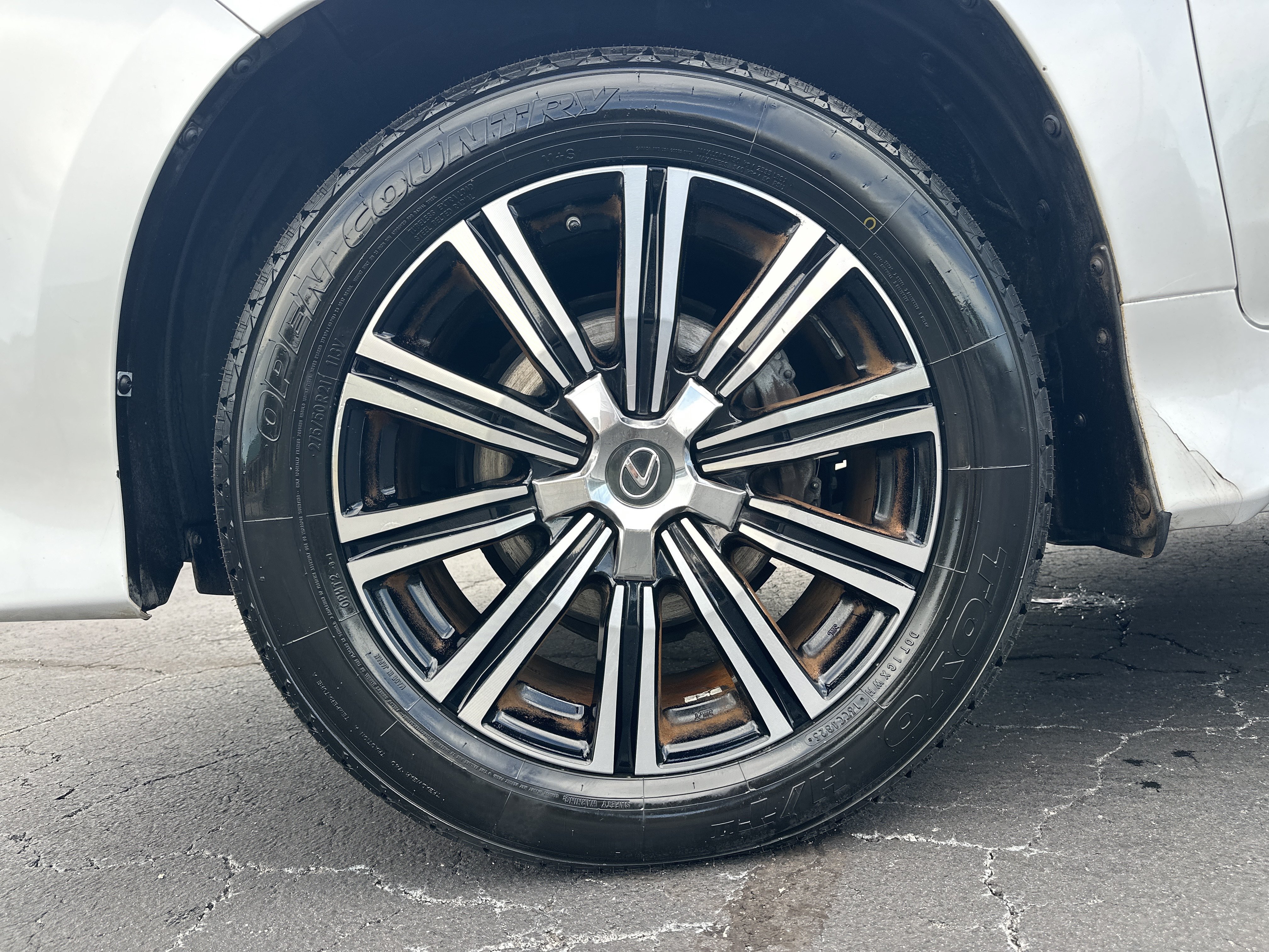 Used 2018 Lexus LX 570 4WD w/ Luxury Package image 12