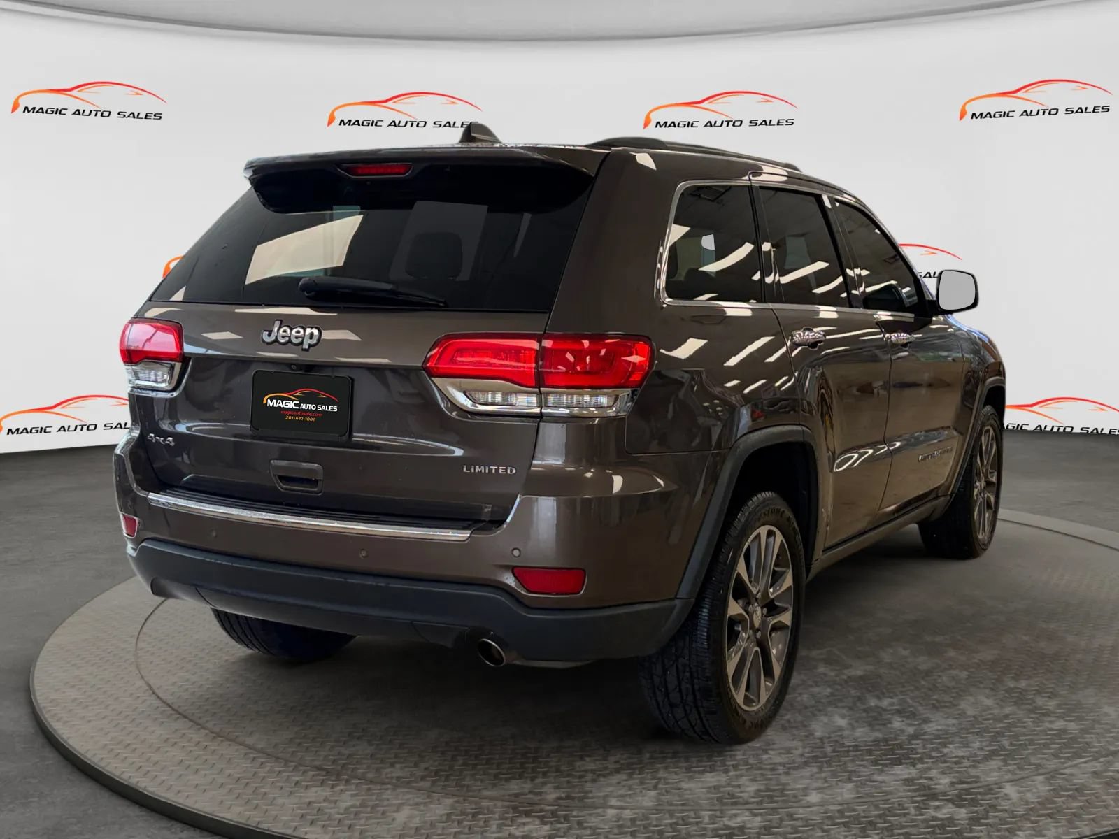 Used 2018 Jeep Grand Cherokee Limited AWD/4WD image 10