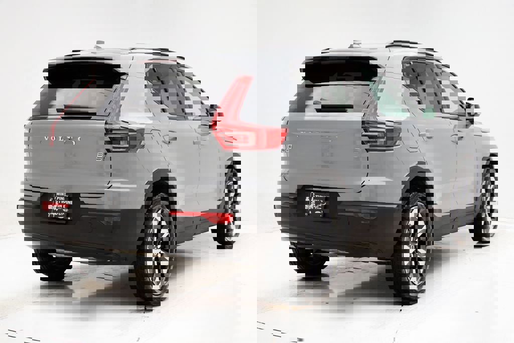 Used 2025 Volvo XC40 B5 Plus image 8