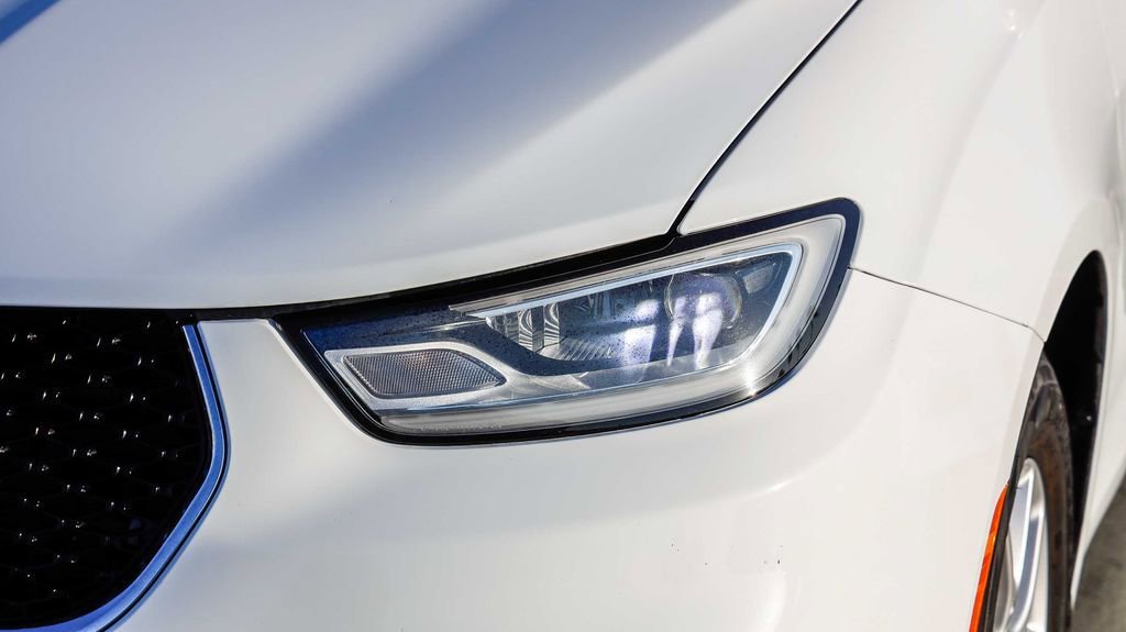 Used 2023 Chrysler Pacifica Touring-L FWD image 5
