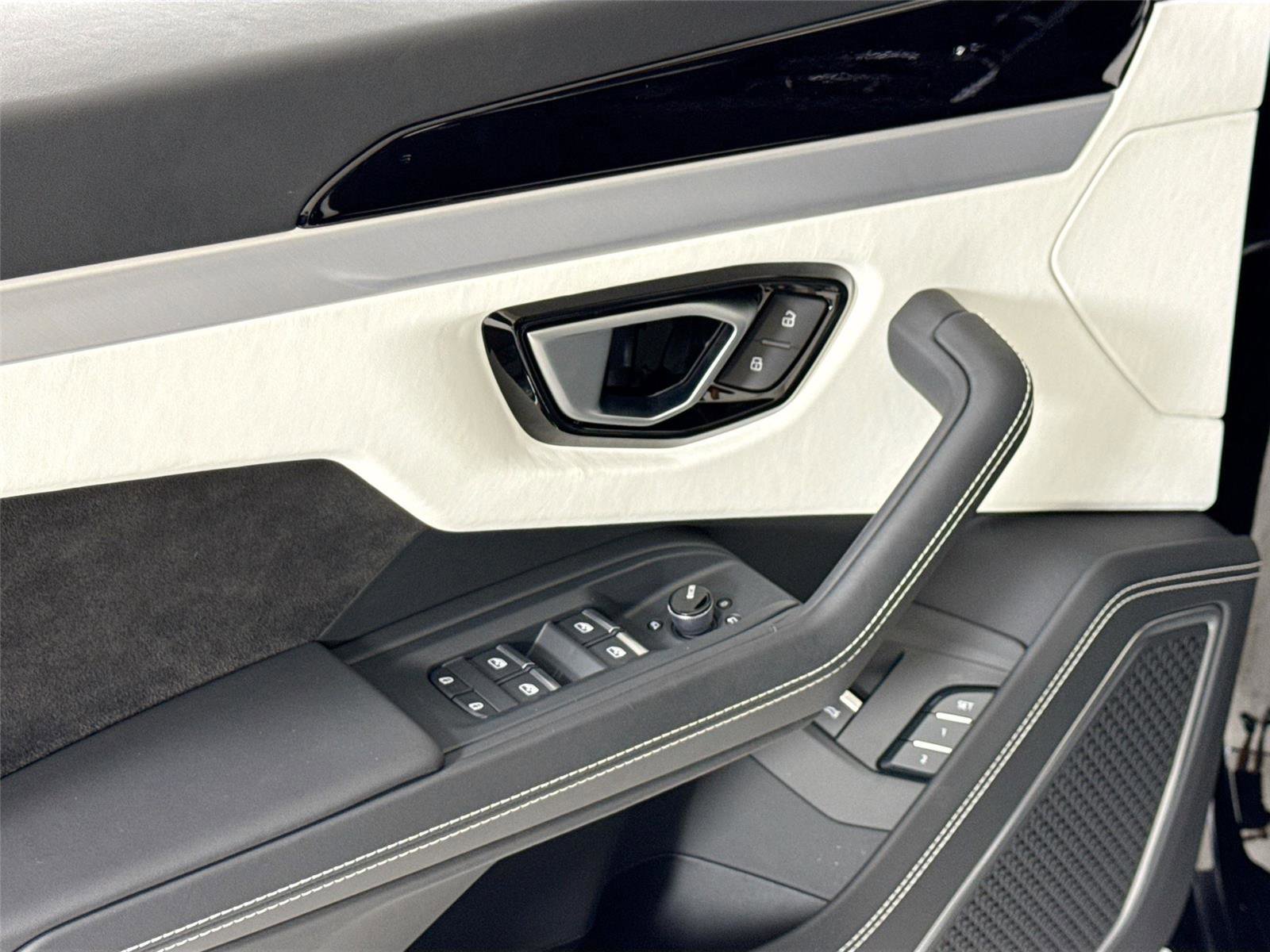 Used 2023 Lamborghini Urus S image 13