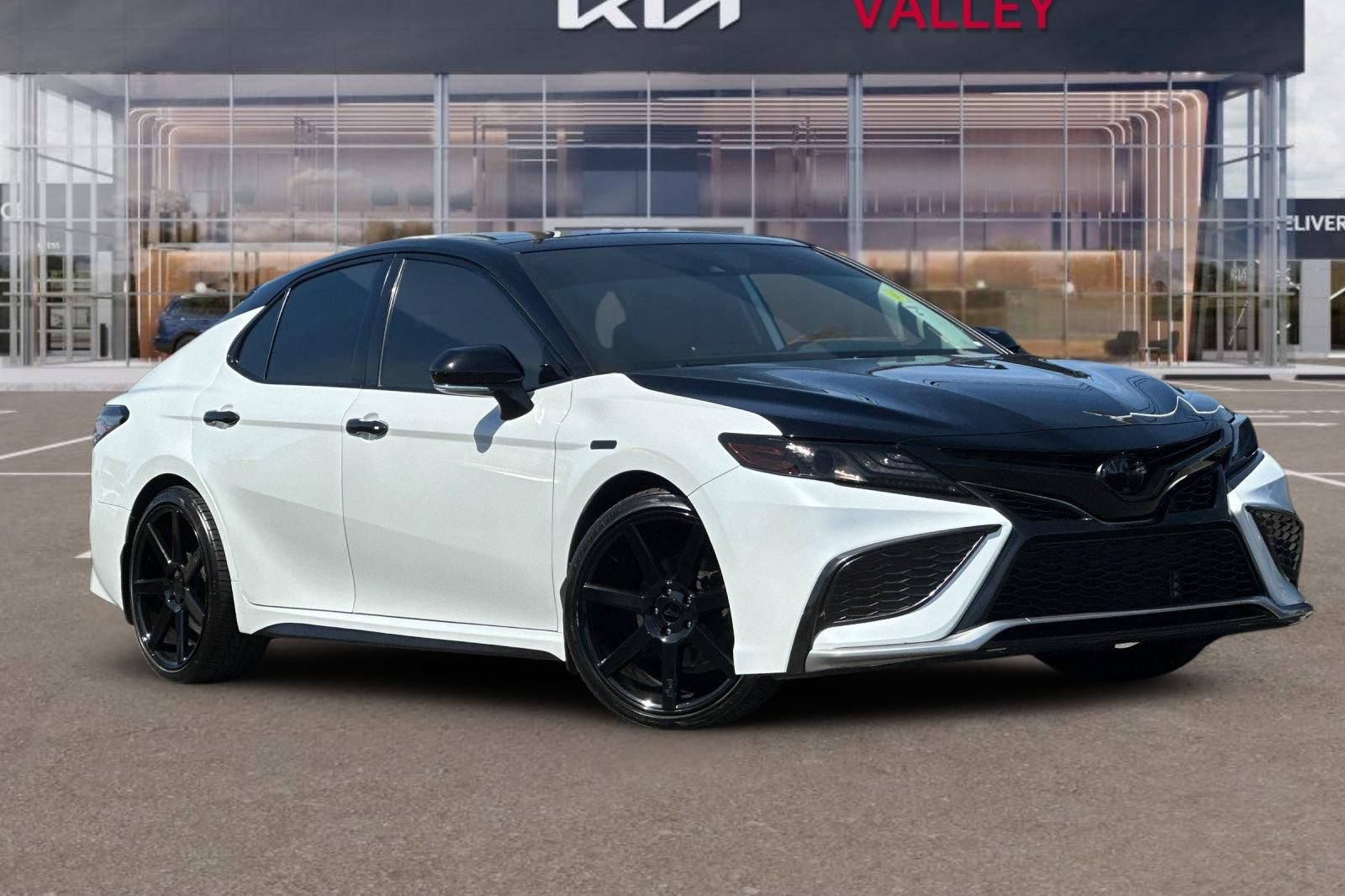 Used 2022 Toyota Camry XSE FWD image 2