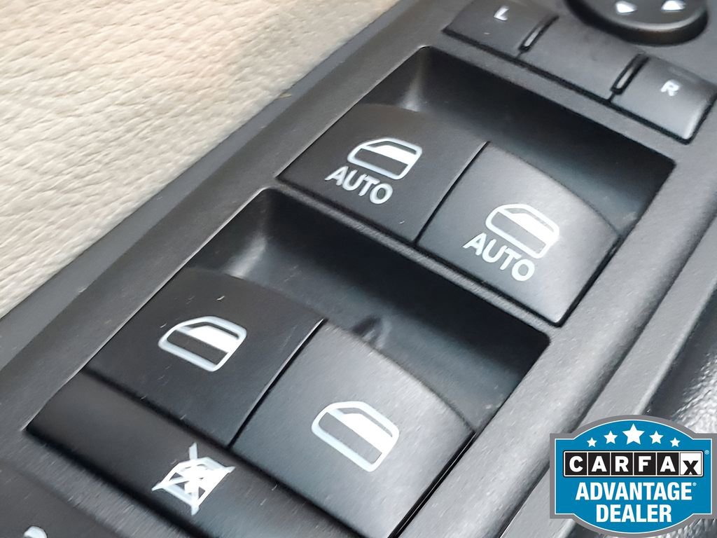 Used 2023 Chrysler Pacifica Touring-L image 36