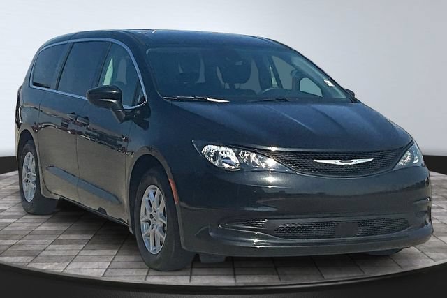 Used 2023 Chrysler Voyager LX FWD image 3