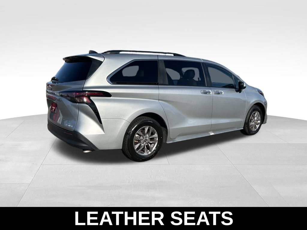 Used 2024 Toyota Sienna XLE image 5