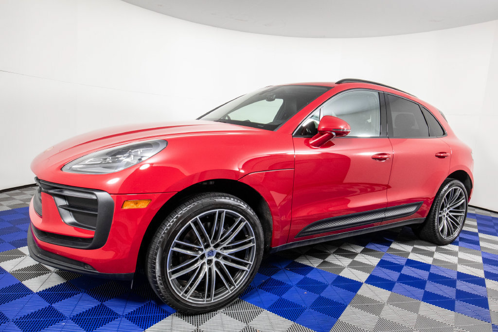 Used 2024 Porsche Macan w/ Premium Plus Package AWD/4WD image 2