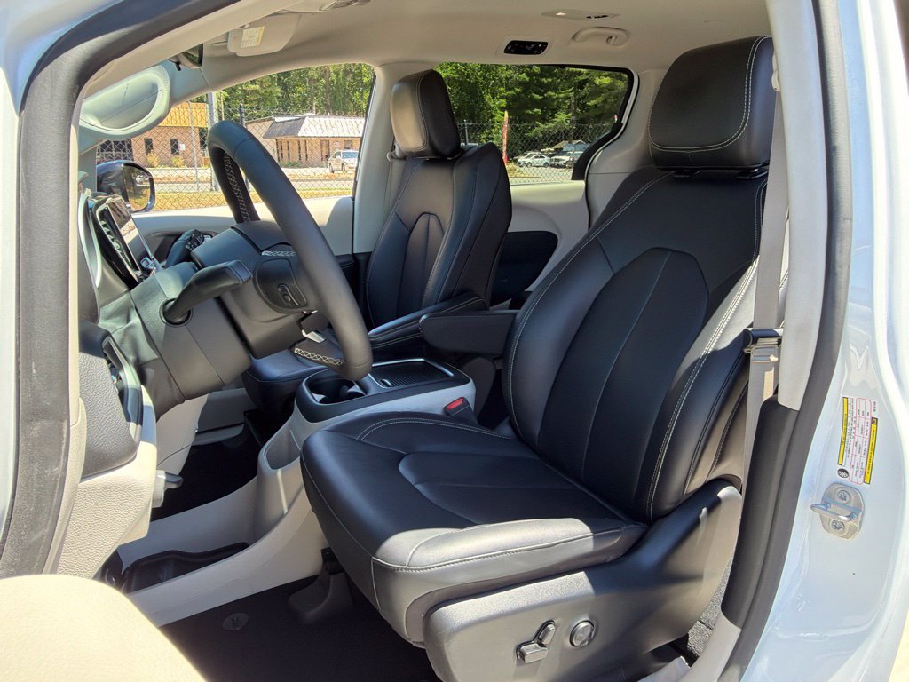 Used 2024 Chrysler Pacifica Touring-L FWD image 22