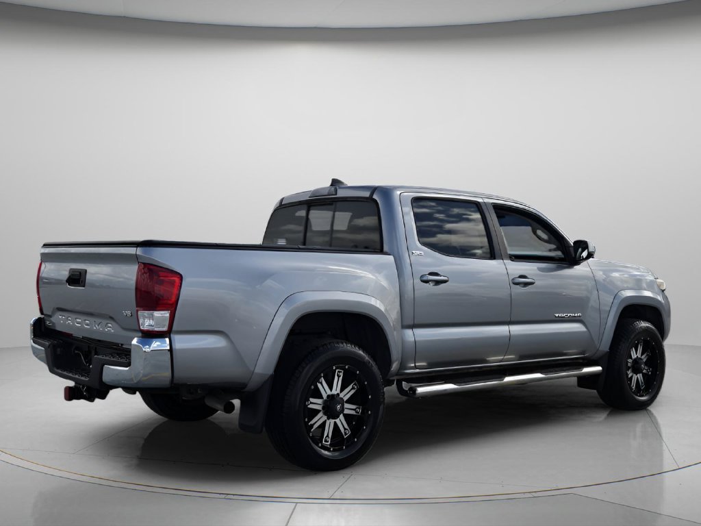 Used 2017 Toyota Tacoma SR5 w/ Tow Package RWD image 4