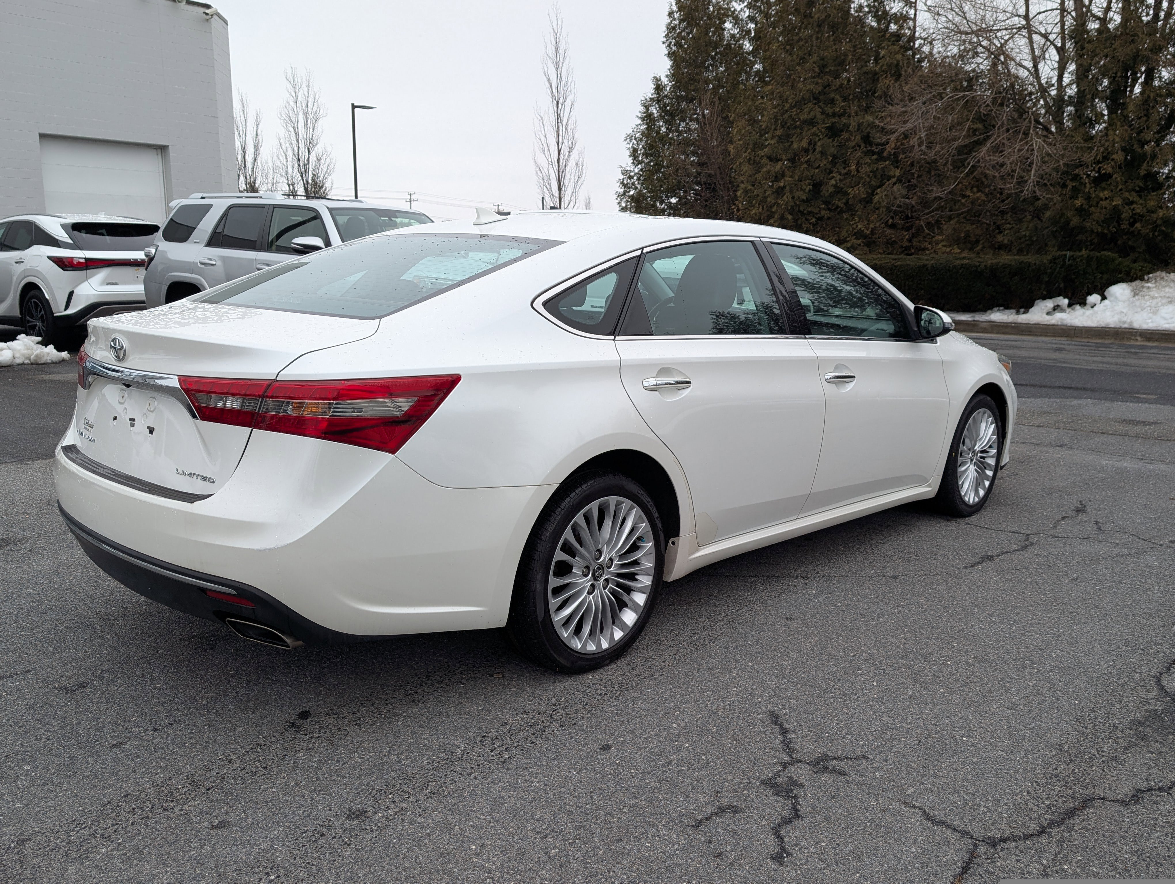 Used 2016 Toyota Avalon Limited w/ Toyota Safety Sense Package image 3