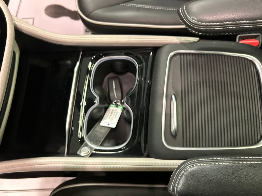 Used 2024 Chrysler Pacifica Limited FWD image 21