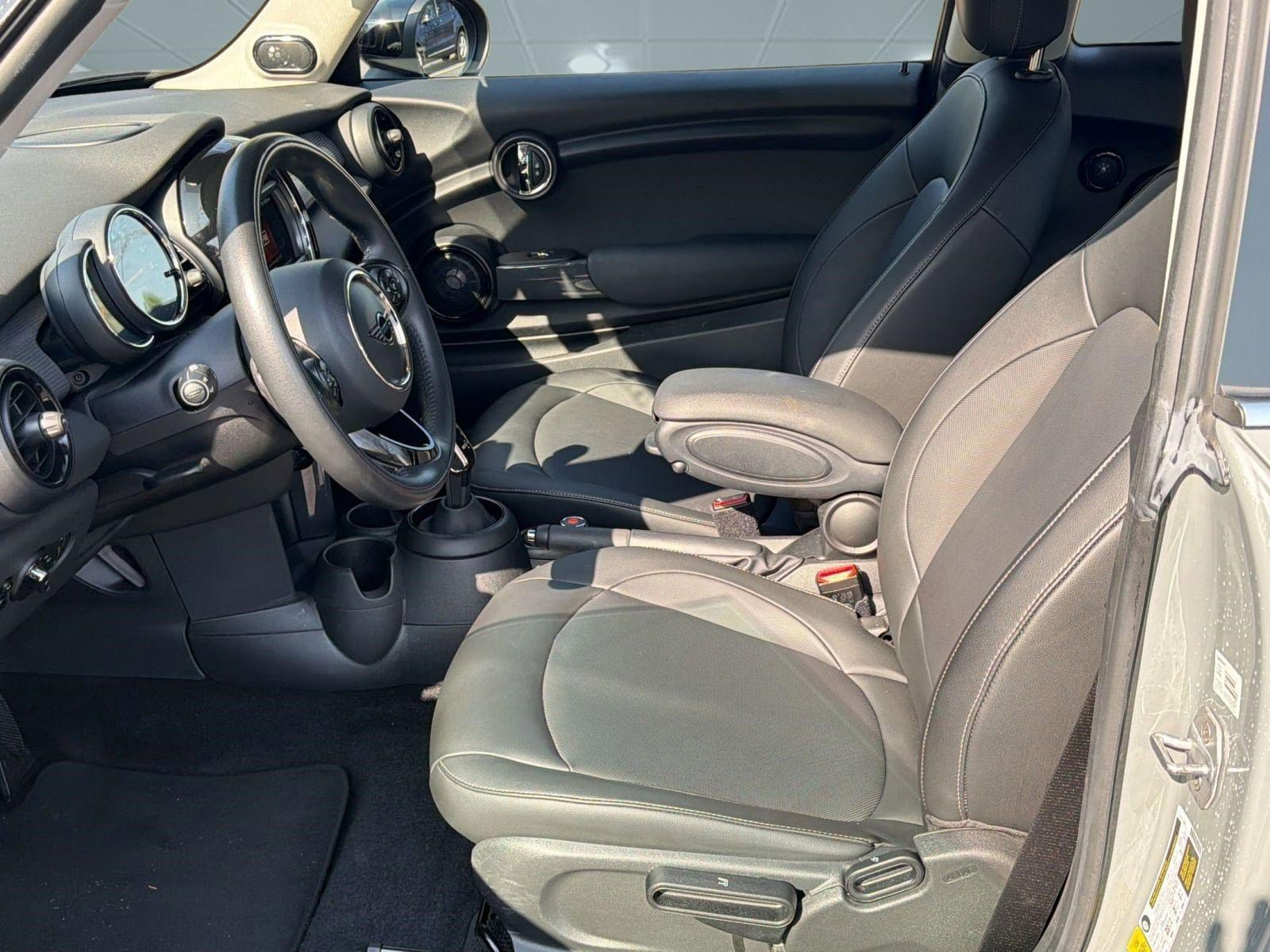 Used 2020 MINI Cooper 2-Door Hardtop w/ Premium Package image 4