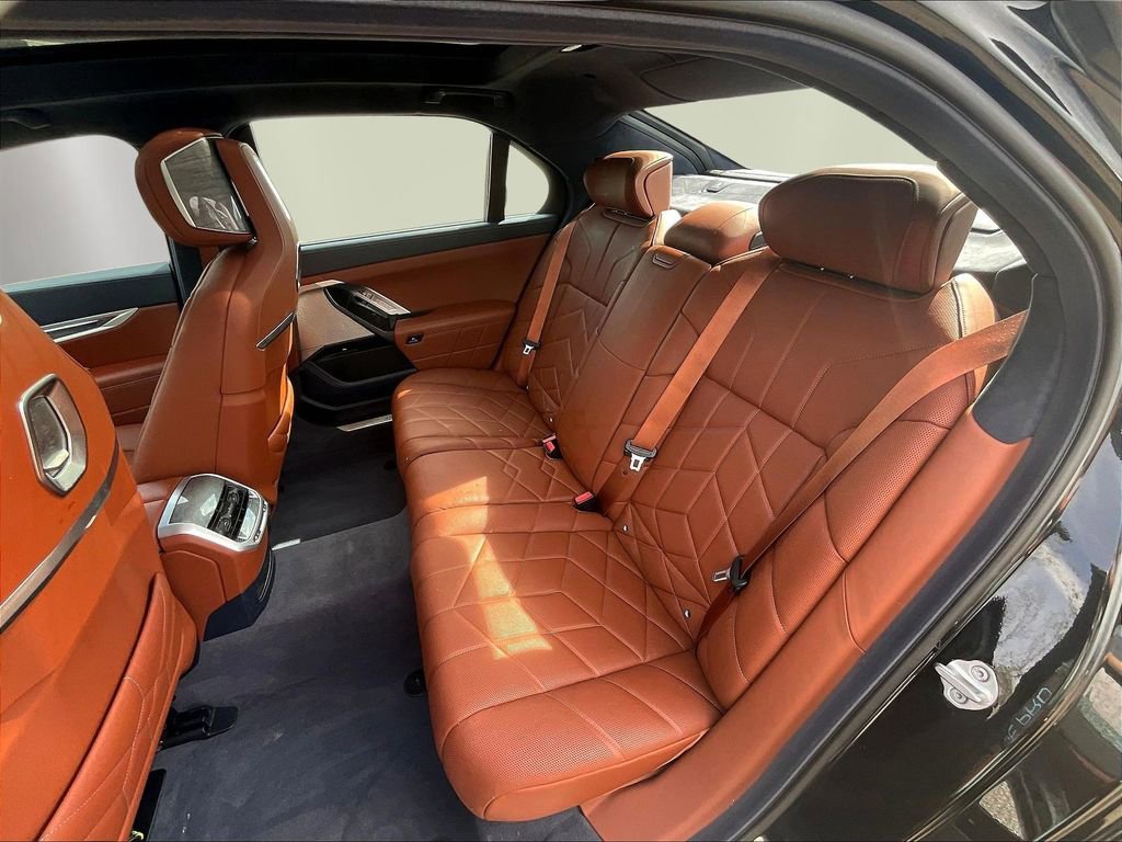 Used 2023 BMW i7 xDrive60 AWD/4WD image 21