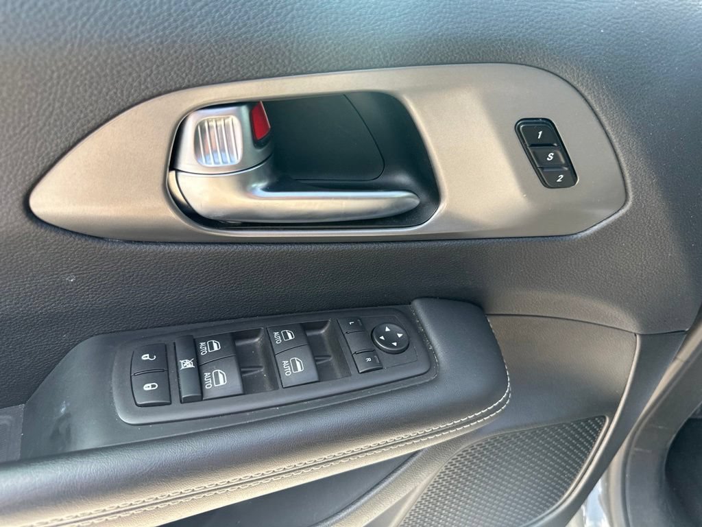 Used 2025 Chrysler Pacifica Select FWD image 14