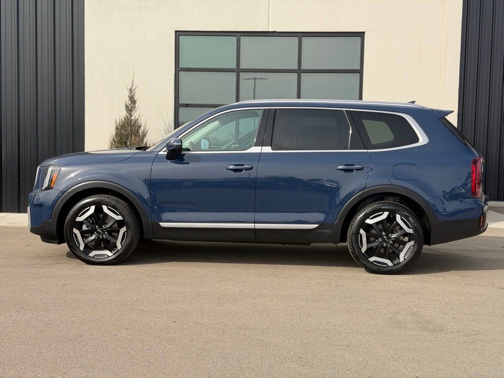 Used 2025 Kia Telluride S image 2