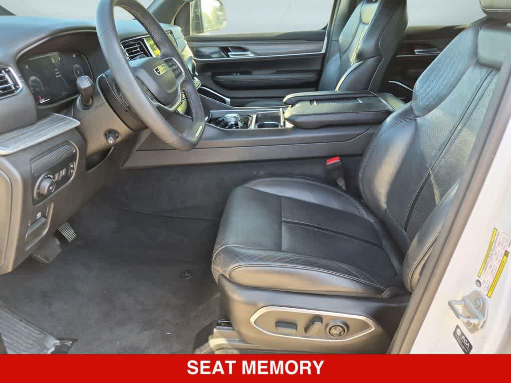 Used 2024 Jeep Wagoneer L Series II RWD image 16