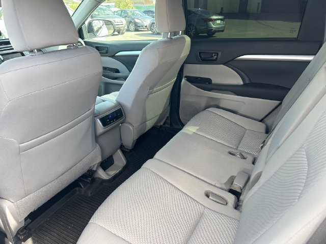 Used 2019 Toyota Highlander LE AWD/4WD image 30