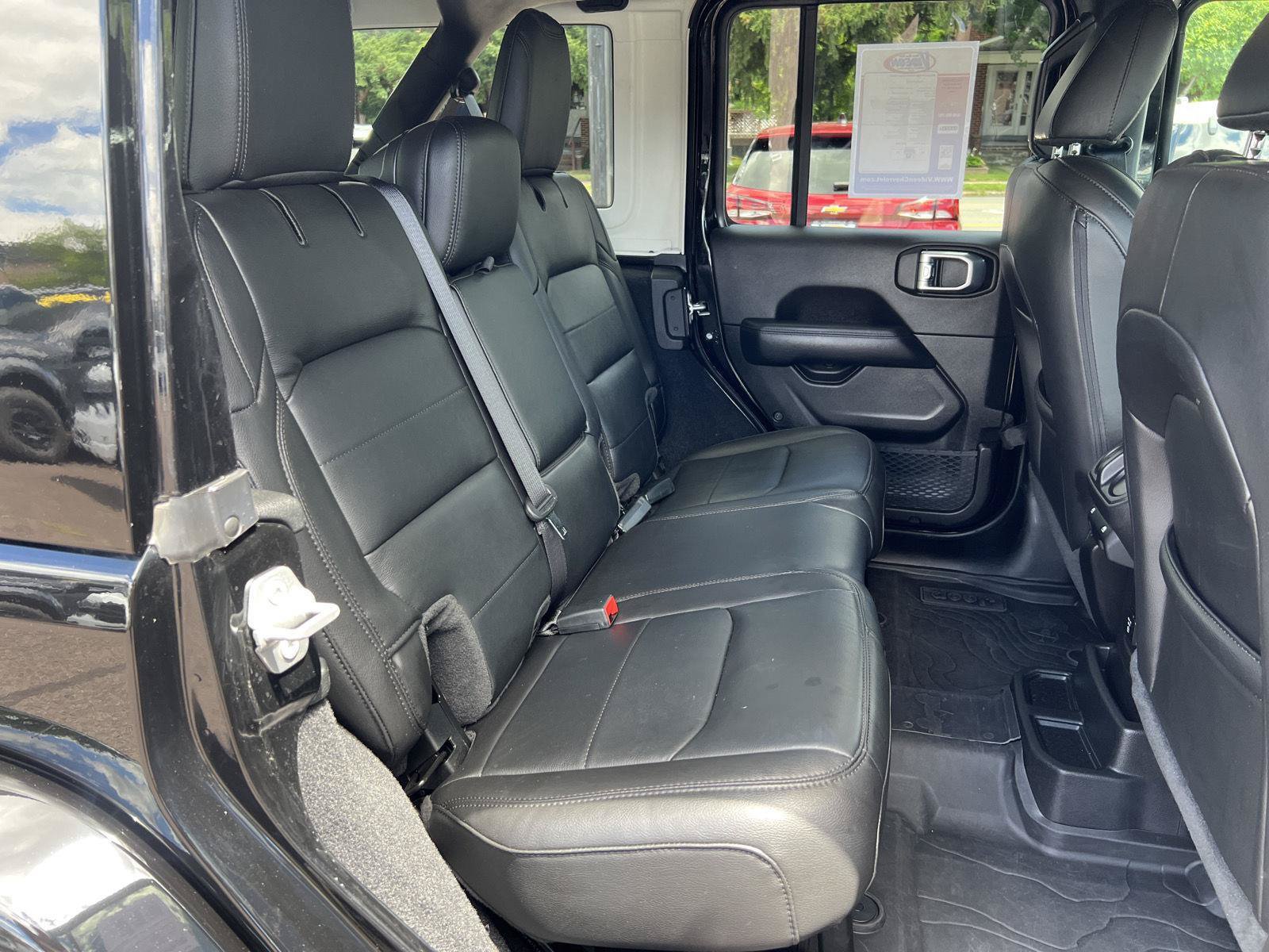 Used 2022 Jeep Wrangler Unlimited Sahara AWD/4WD image 17