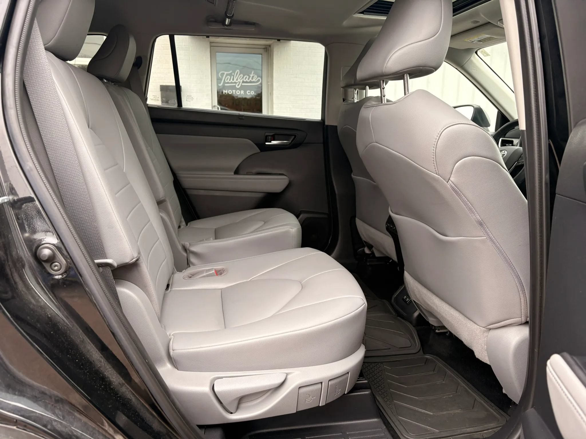 Used 2021 Toyota Highlander XLE AWD/4WD image 11