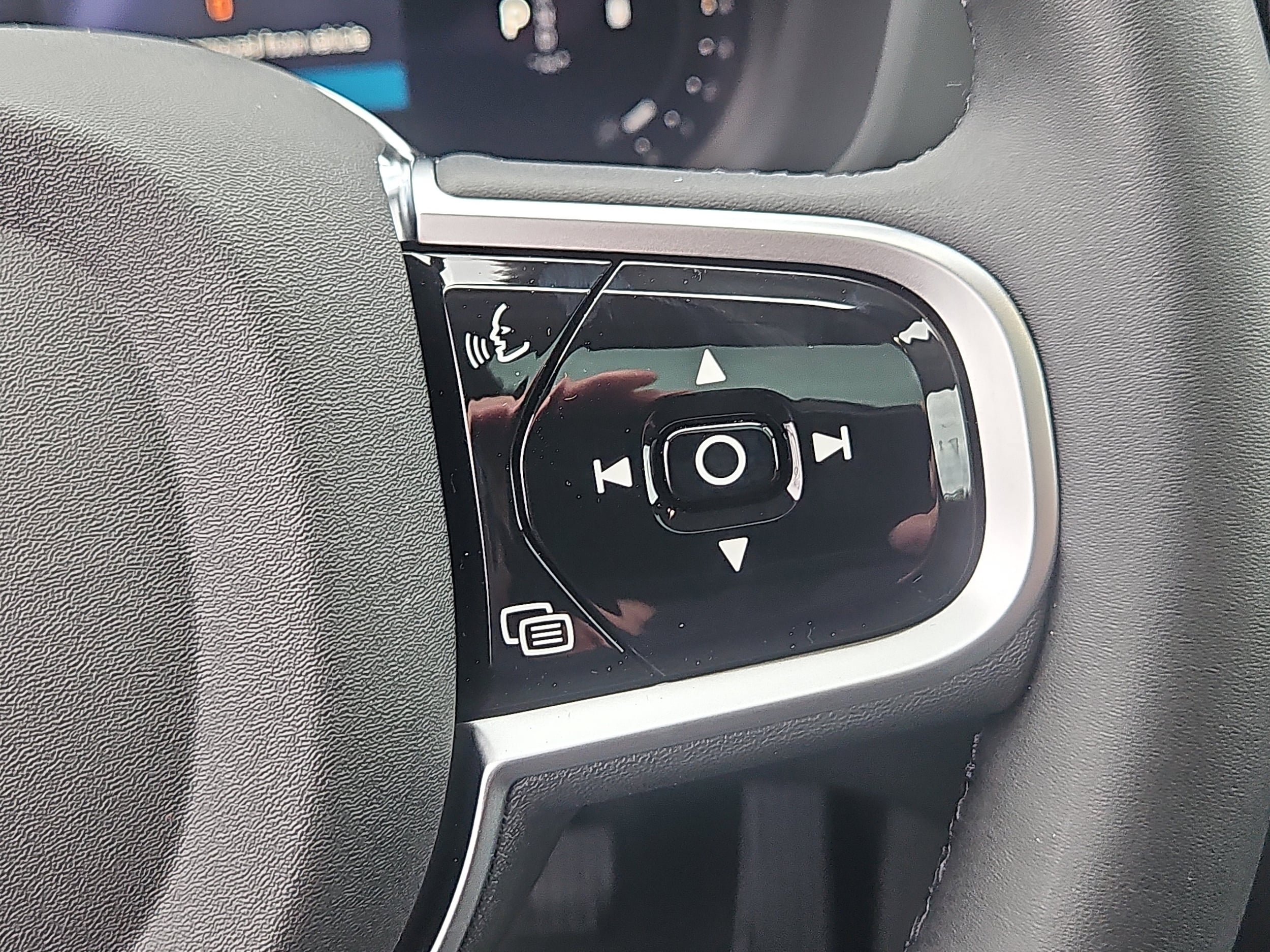 New 2026 Volvo XC60 B5 Plus w/ Protection Package Premier AWD/4WD image 15