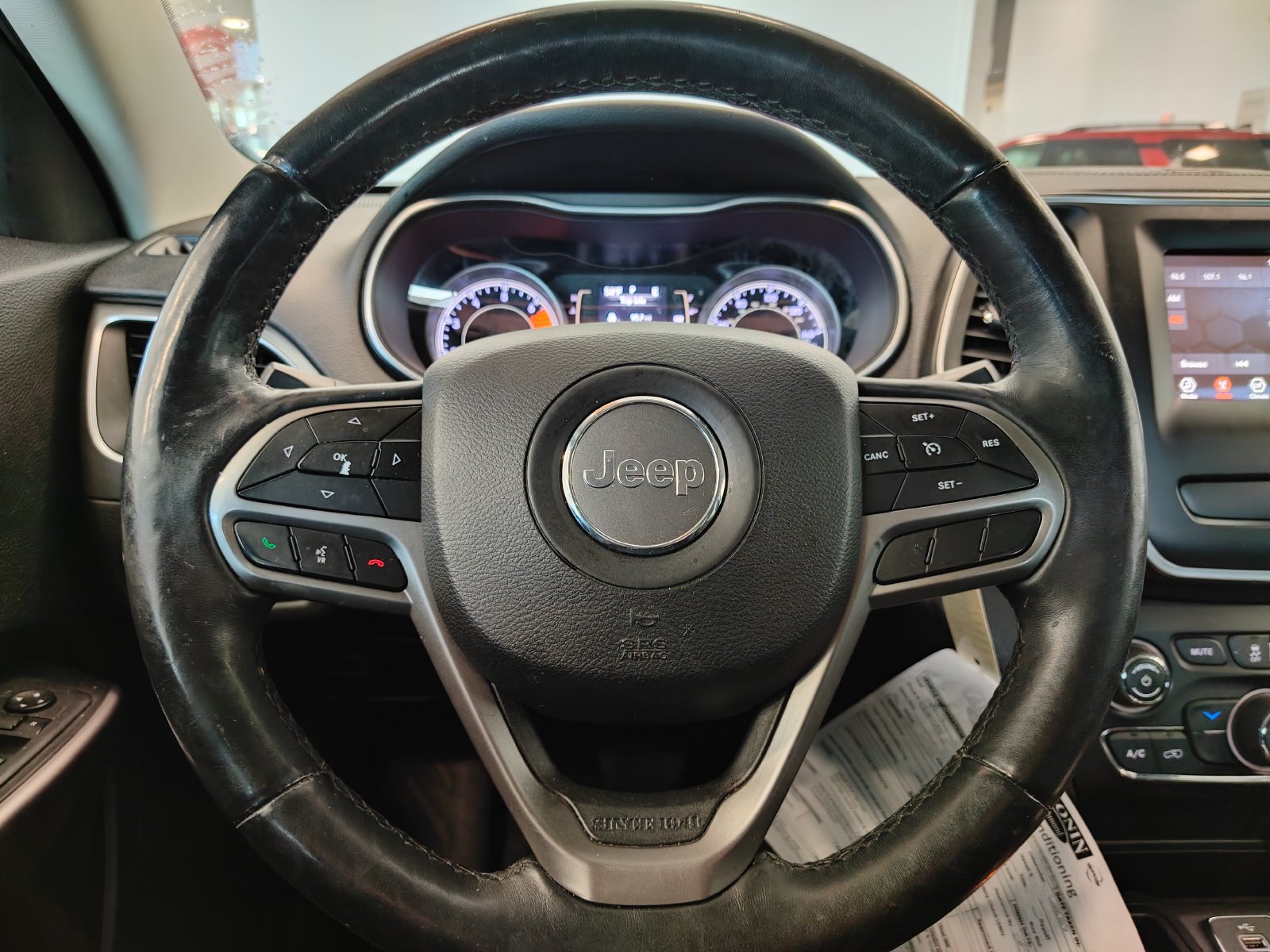 Used 2019 Jeep Cherokee Latitude w/ Cold Weather Group FWD image 13