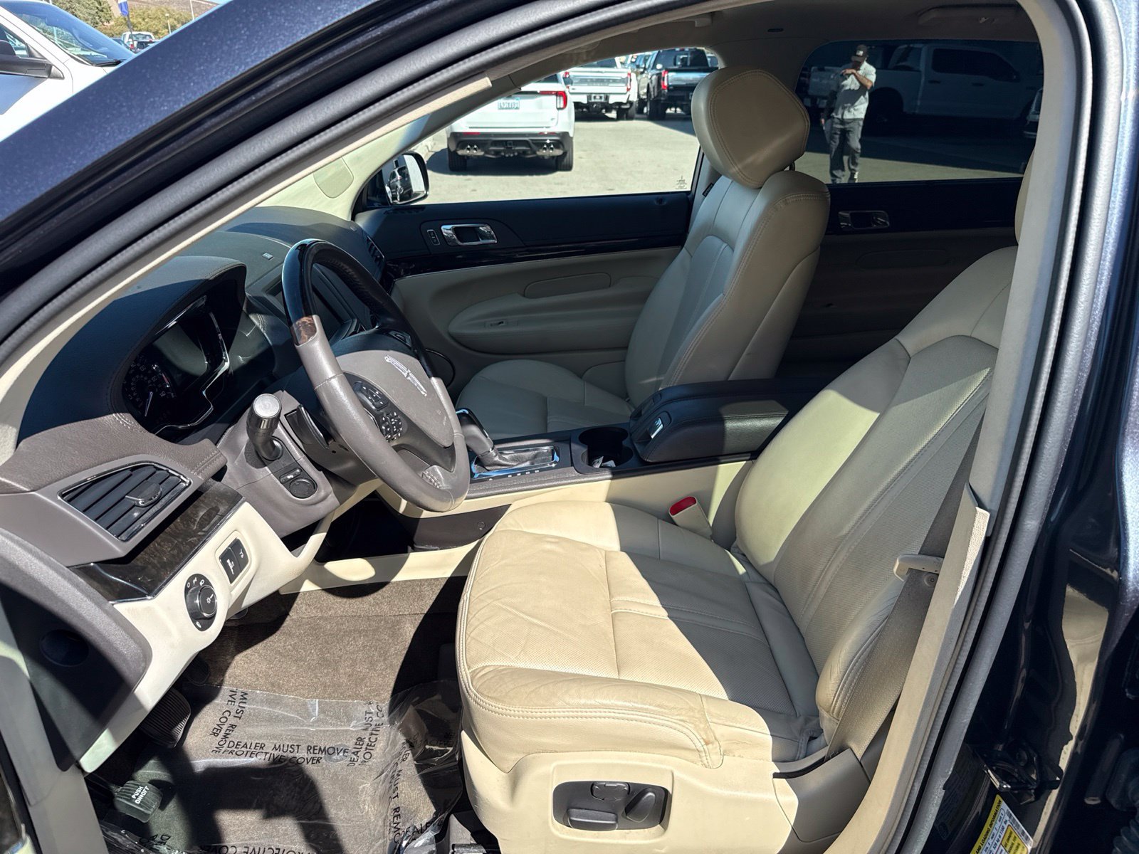 Used 2013 Lincoln MKT AWD image 9
